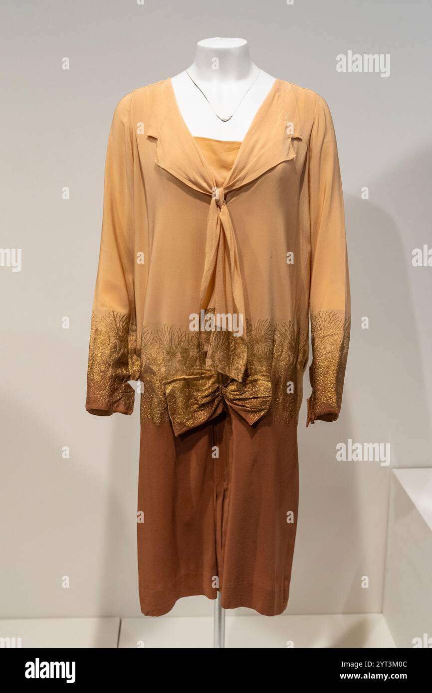 New York, Stati Uniti. 5 dicembre 2024. Chanel rare Day Dress, 1927 in mostra durante l'anteprima stampa di vendita di lusso di Sotheby a New York il 5 dicembre 2024. (Foto di Lev Radin/Sipa USA) credito: SIPA USA/Alamy Live News Foto Stock