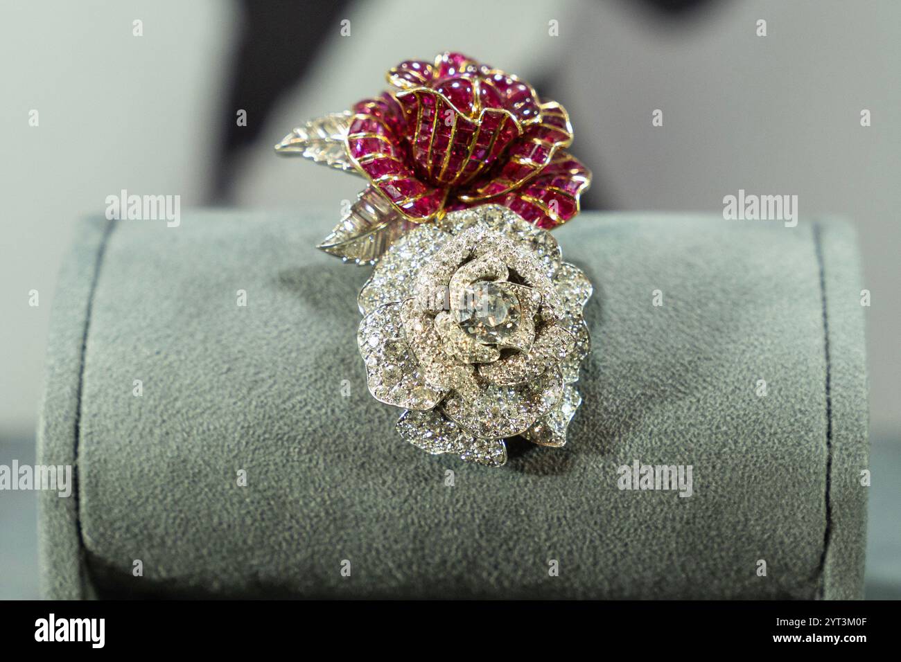 New York, Stati Uniti. 5 dicembre 2024. Rene Boivin ruby e spilla con clip diamantate della collezione Millicent Rogers in mostra durante l'anteprima stampa di vendita di lusso di Sotheby a New York il 5 dicembre 2024. (Foto di Lev Radin/Sipa USA) credito: SIPA USA/Alamy Live News Foto Stock