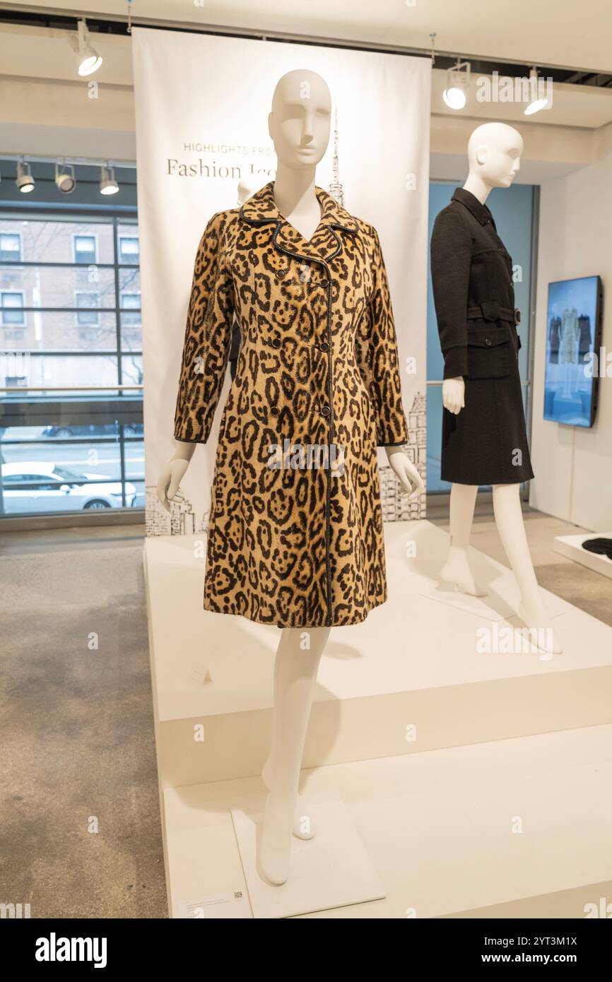 New York, Stati Uniti. 5 dicembre 2024. Faux Leopard di Carolyn Bessette-Kennedy stampato Double-Breasted Coat, 1969 in mostra durante l'anteprima stampa di vendita di lusso di Sotheby a New York il 5 dicembre 2024. (Foto di Lev Radin/Sipa USA) credito: SIPA USA/Alamy Live News Foto Stock