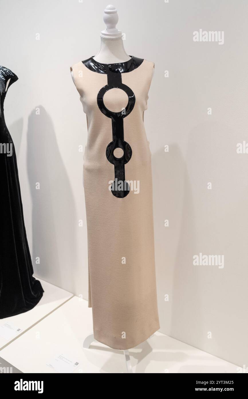 New York, Stati Uniti. 5 dicembre 2024. Pierre Cardin Tabard indossato da Naomi Campbell, 1969 in mostra durante l'anteprima stampa di vendita di lusso di Sotheby a New York il 5 dicembre 2024. (Foto di Lev Radin/Sipa USA) credito: SIPA USA/Alamy Live News Foto Stock