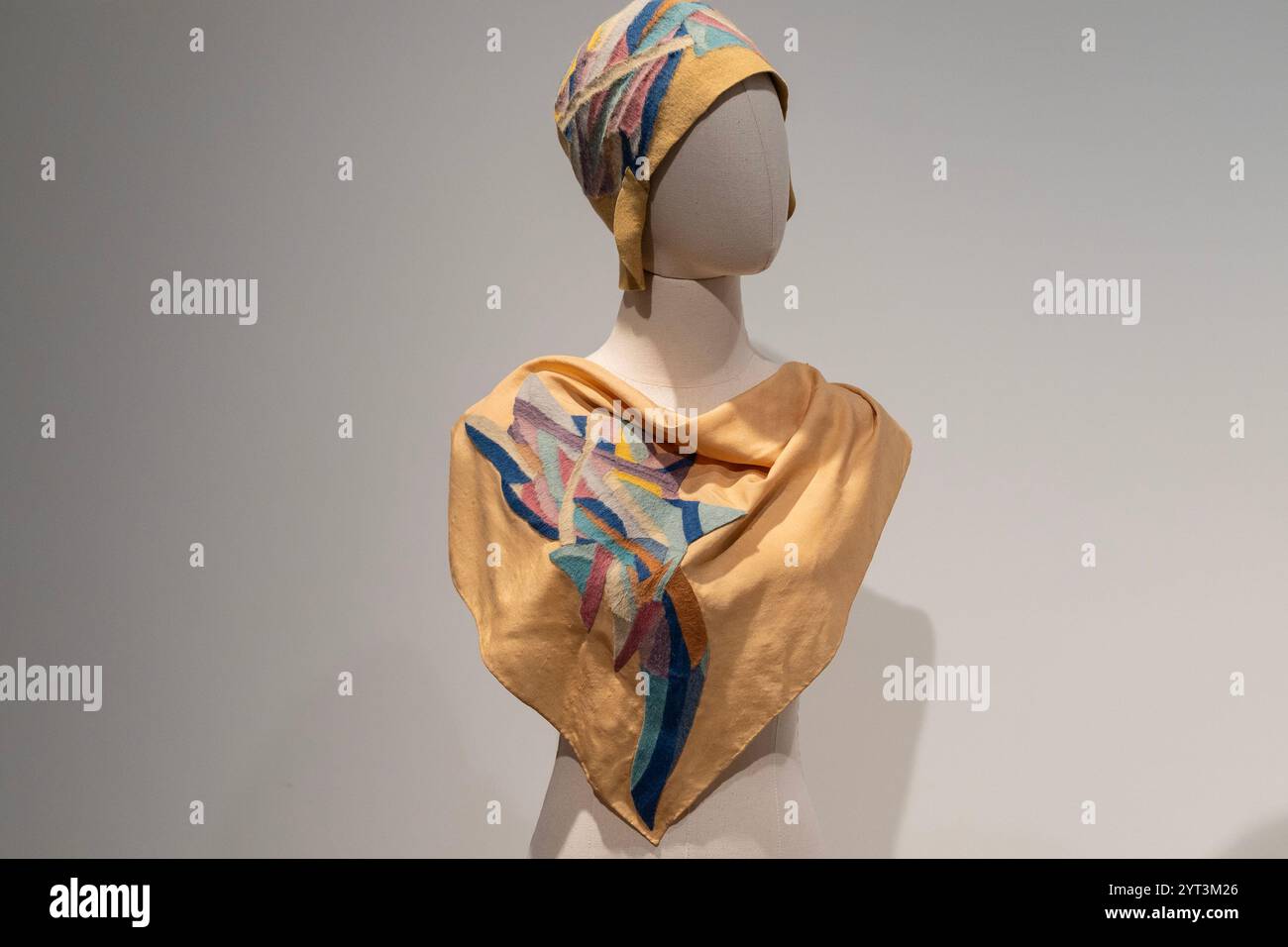 New York, Stati Uniti. 5 dicembre 2024. Rare Cloche and MatchingScarf, 1924-1925 di Sonia Delaunay in mostra durante l'anteprima stampa di vendita di lusso di Sotheby a New York il 5 dicembre 2024. (Foto di Lev Radin/Sipa USA) credito: SIPA USA/Alamy Live News Foto Stock