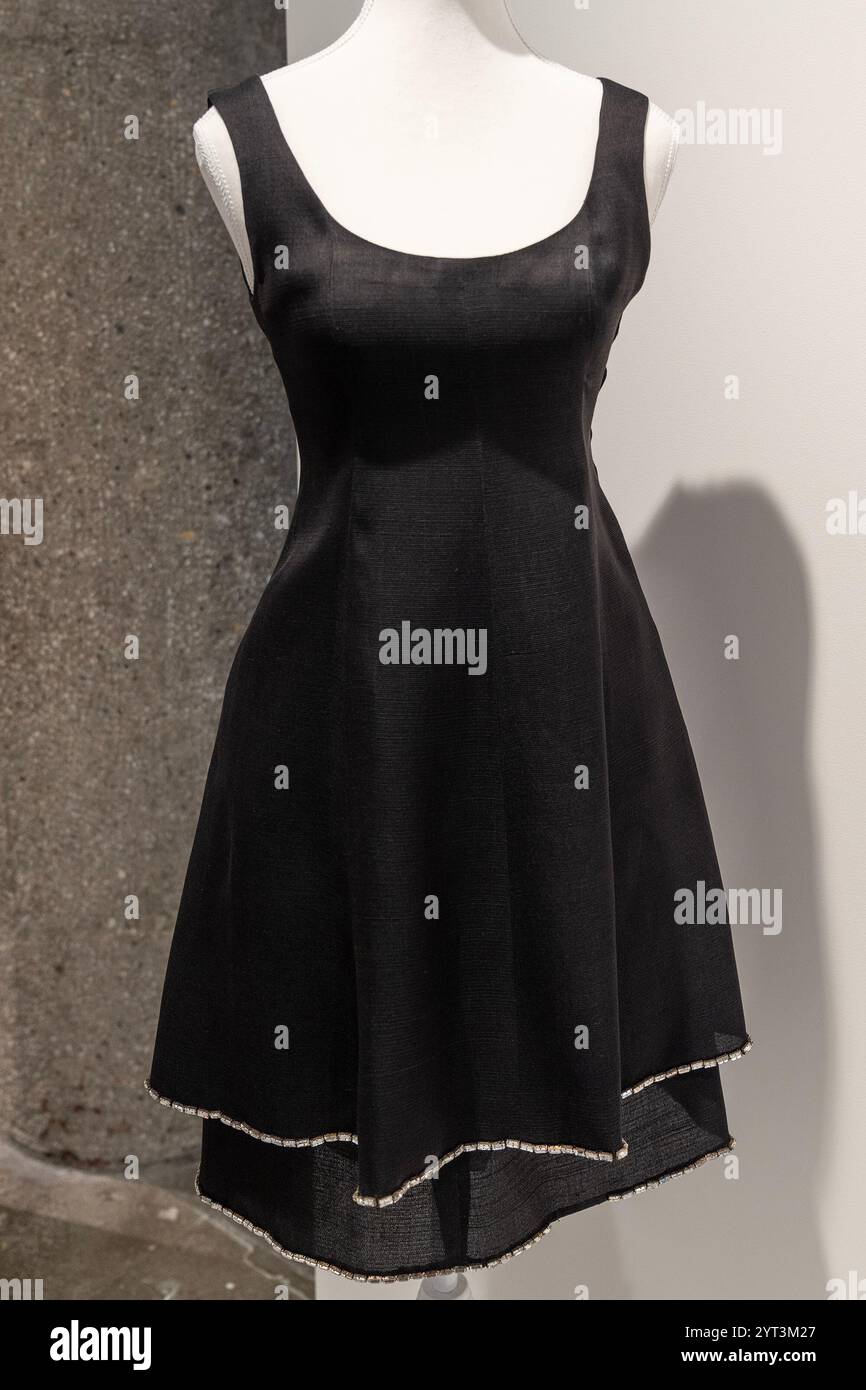 New York, Stati Uniti. 5 dicembre 2024. Audrey Hepburn's Givenchy Haute Couture Cocktain Gown, 1966 in mostra durante l'anteprima stampa di vendita di lusso di Sotheby a New York il 5 dicembre 2024. (Foto di Lev Radin/Sipa USA) credito: SIPA USA/Alamy Live News Foto Stock