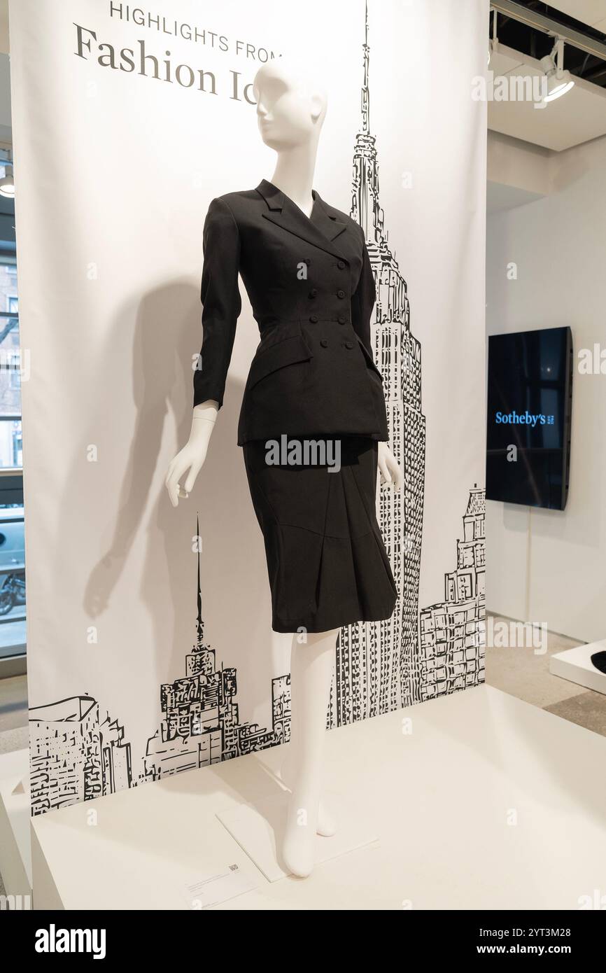 New York, Stati Uniti. 5 dicembre 2024. Giacca a doppia bestia Yohji Yamamoto Black Wool di Carolyn Bessette-Kennedy, 1997 in mostra durante l'anteprima stampa di vendita di lusso di Sotheby a New York il 5 dicembre 2024. (Foto di Lev Radin/Sipa USA) credito: SIPA USA/Alamy Live News Foto Stock