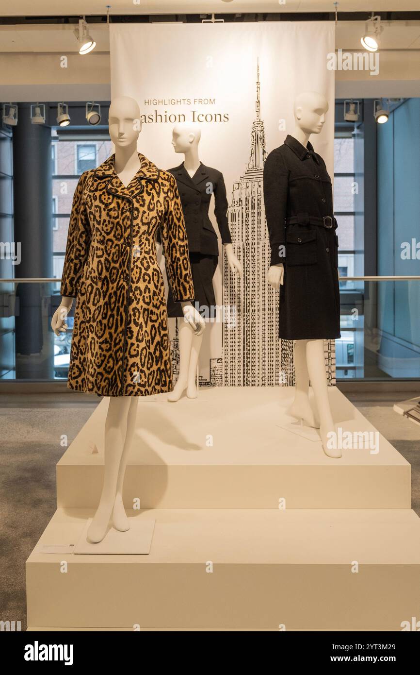 New York, Stati Uniti. 5 dicembre 2024. I vestiti di Carolyn Bessette-Kennedy in mostra durante l'anteprima stampa di vendita di lusso di Sotheby a New York il 5 dicembre 2024. (Foto di Lev Radin/Sipa USA) credito: SIPA USA/Alamy Live News Foto Stock