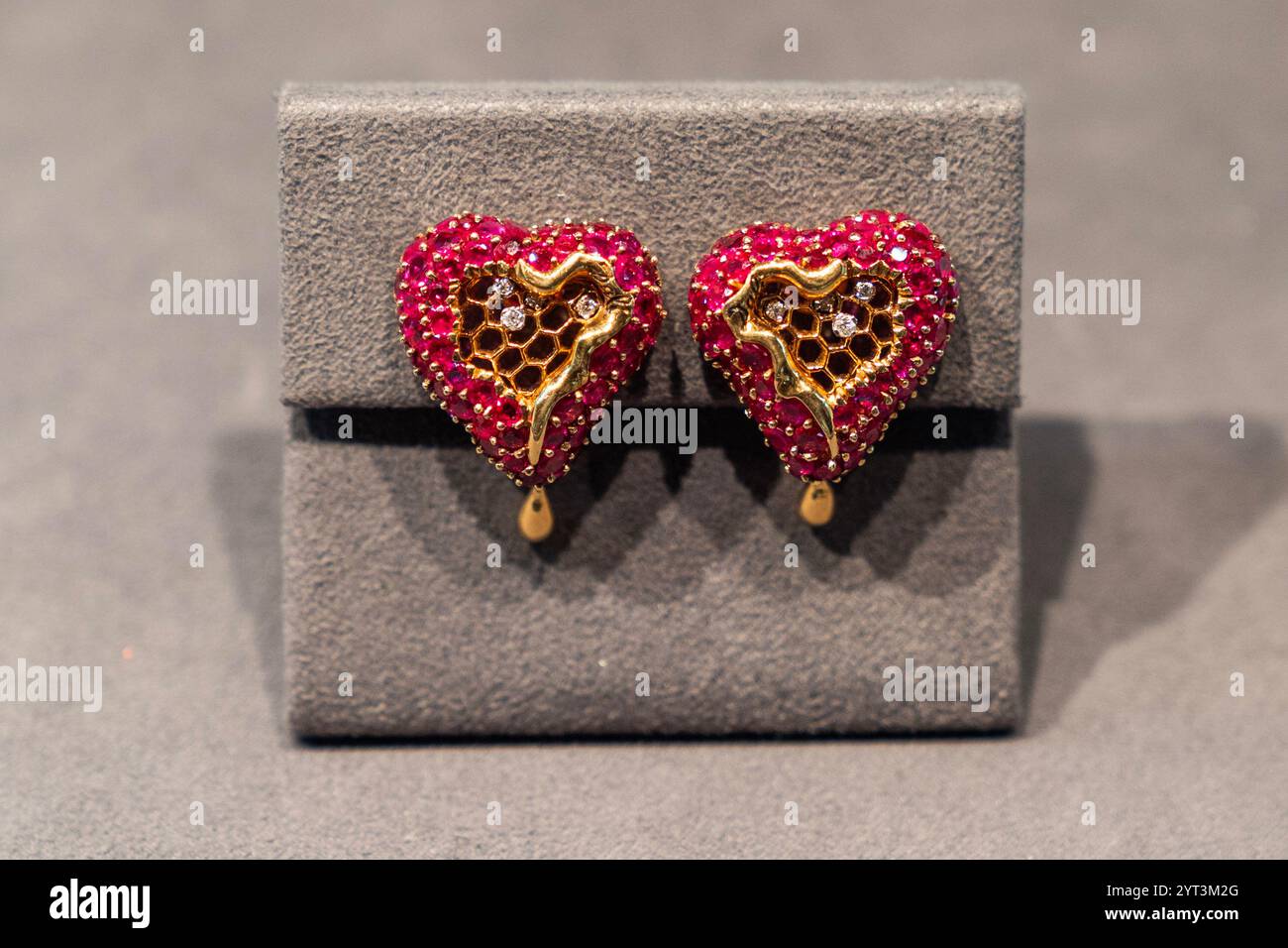 New York, Stati Uniti. 5 dicembre 2024. Clip a forma di cuore Salvador Dalì ruby e diamante a nido d'ape in mostra durante l'anteprima stampa di lusso di Sotheby a New York il 5 dicembre 2024. (Foto di Lev Radin/Sipa USA) credito: SIPA USA/Alamy Live News Foto Stock
