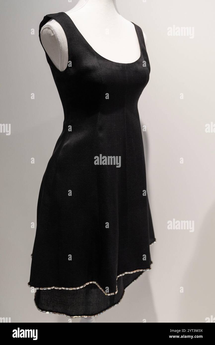 New York, Stati Uniti. 5 dicembre 2024. Audrey Hepburn's Givenchy Haute Couture Cocktain Gown, 1966 in mostra durante l'anteprima stampa di vendita di lusso di Sotheby a New York il 5 dicembre 2024. (Foto di Lev Radin/Sipa USA) credito: SIPA USA/Alamy Live News Foto Stock