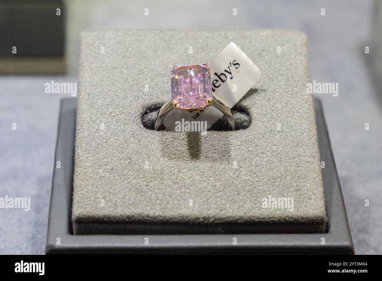 New York, NY, USA, 5 dicembre 2024: Anello di diamanti rosa violacei intenso, asta stimata tra 3,25 e 4,25 milioni di dollari in mostra durante l'anteprima stampa di vendita di lusso di Sotheby a New York il 5 dicembre 2024. Crediti: Lev Radin/Alamy Live News Foto Stock