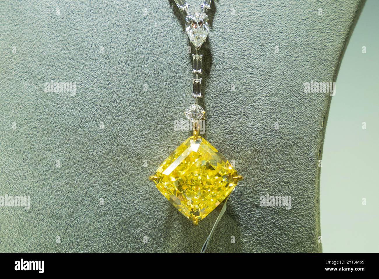 New York, NY, USA, 5 dicembre 2024: Collana con ciondolo giallo e diamante, asta stimata tra i 2,5 e i 3,5 milioni di dollari in mostra durante l'anteprima stampa di vendita di lusso di Sotheby a New York il 5 dicembre 2024. Crediti: Lev Radin/Alamy Live News Foto Stock