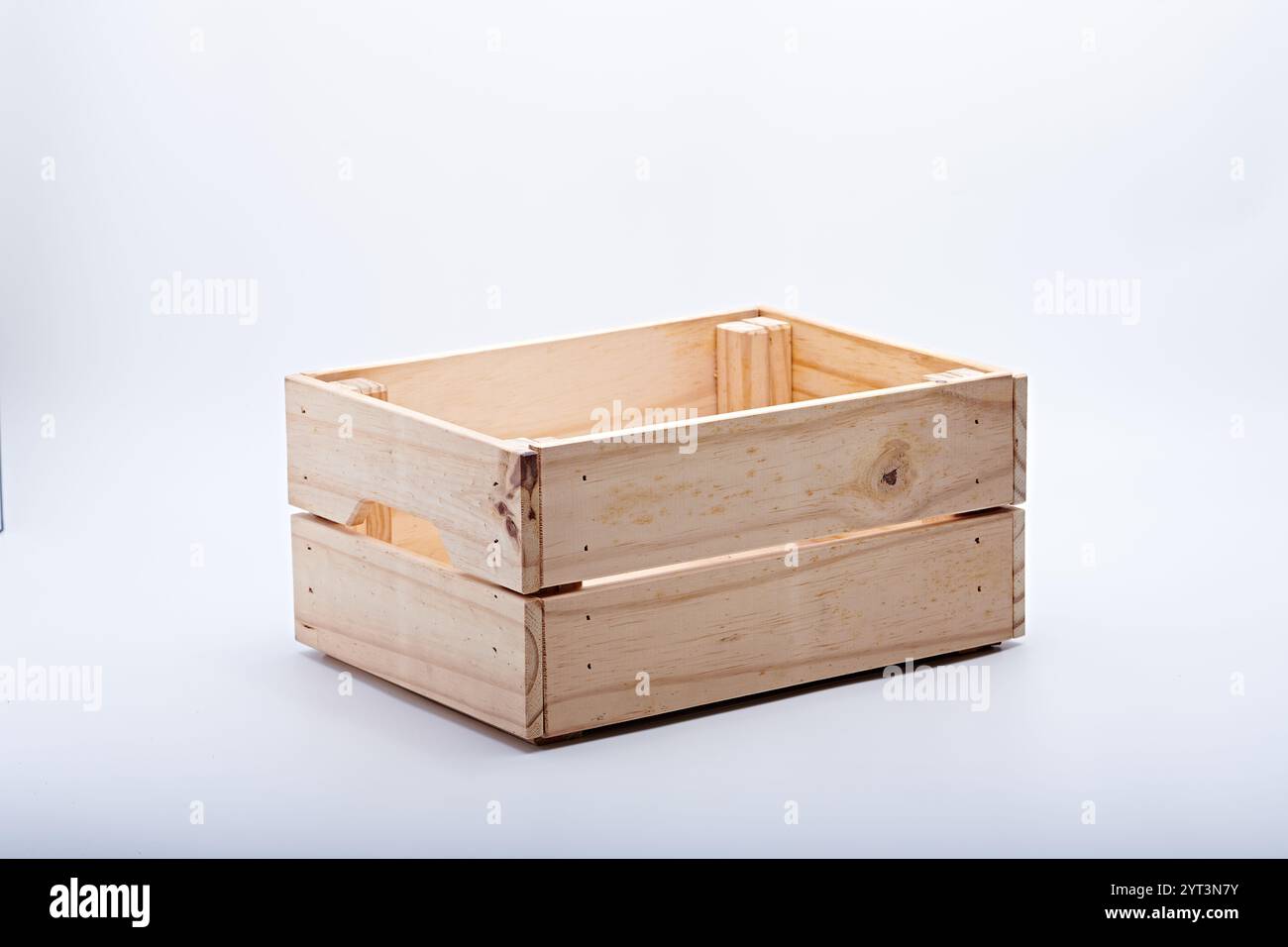 Scatola in legno per conservare verdure sane e frutta fresca fotografata su sfondo bianco e base Foto Stock