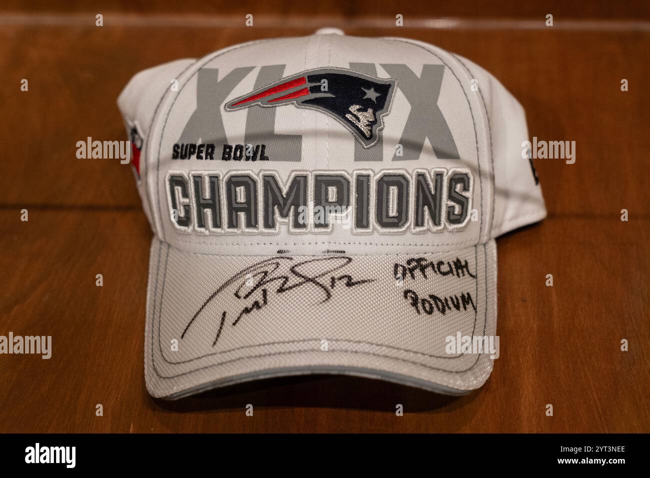 New York, Stati Uniti. 5 dicembre 2024. The GOAT Collection: Watch & Treasures from Tom Brady - cappello XLIX Super Bowl "Official Podium" in mostra durante l'anteprima stampa di vendita di lusso di Sotheby a New York il 5 dicembre 2024. (Foto di Lev Radin/Sipa USA) credito: SIPA USA/Alamy Live News Foto Stock