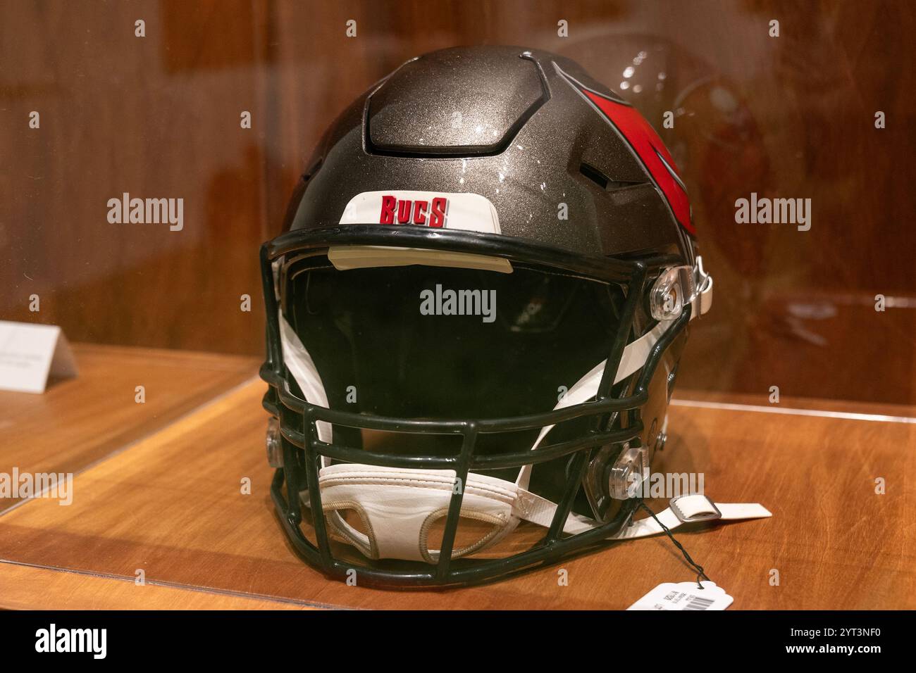 New York, Stati Uniti. 5 dicembre 2024. The GOAT Collection: Watch & Treasures from Tom Brady - 2021-2022 Tampa Bay Buccaneers Game Weed Helmet in mostra durante l'anteprima stampa di vendita di lusso di Sotheby a New York il 5 dicembre 2024. (Foto di Lev Radin/Sipa USA) credito: SIPA USA/Alamy Live News Foto Stock