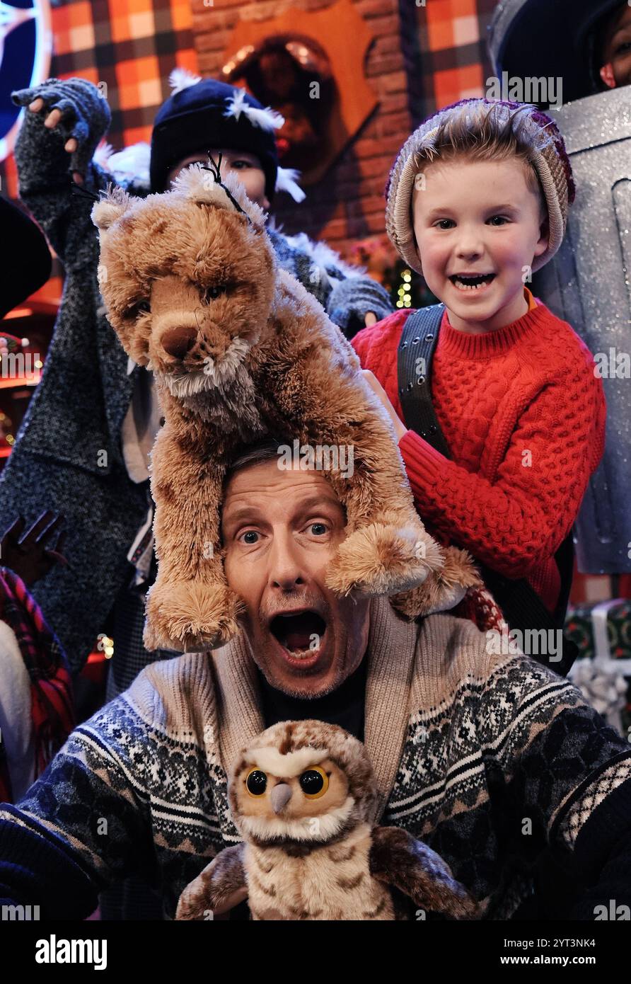 Ospite del Late Late Show Patrick Kielty con Louis Hanna (6), da Dublino (a destra) alla presentazione del tema e set per il Late Late Toy Show, presso gli studi RTE di Dublino. Data foto: Giovedì 5 dicembre 2024. Foto Stock