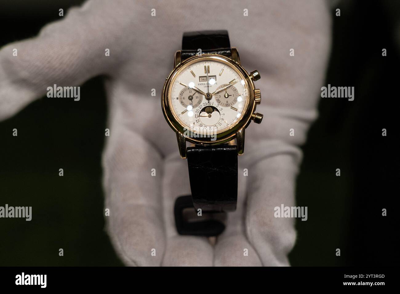 New York, Stati Uniti. 5 dicembre 2024. Orologi e tesori di Tom Brady - il calendario perpetuo di Patek Philippe è in mostra durante l'anteprima stampa di vendita di lusso di Sotheby a New York il 5 dicembre 2024. (Foto di Lev Radin/Sipa USA) credito: SIPA USA/Alamy Live News Foto Stock