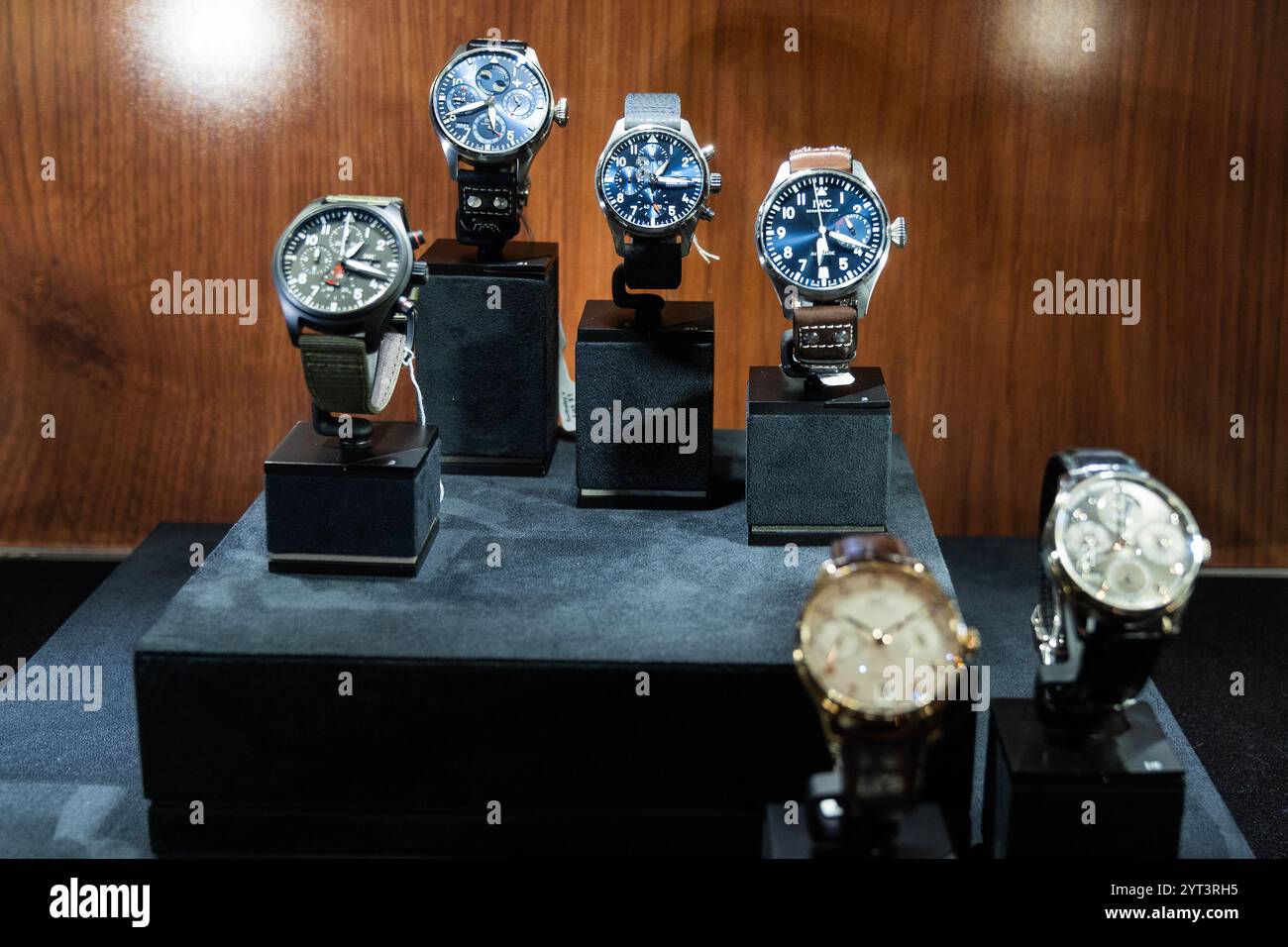 New York, Stati Uniti. 5 dicembre 2024. The GOAT Collection: Orologi e tesori di Tom Brady - IWC Schaffhausen orologi in mostra durante l'anteprima stampa di vendita di lusso di Sotheby a New York il 5 dicembre 2024. (Foto di Lev Radin/Sipa USA) credito: SIPA USA/Alamy Live News Foto Stock