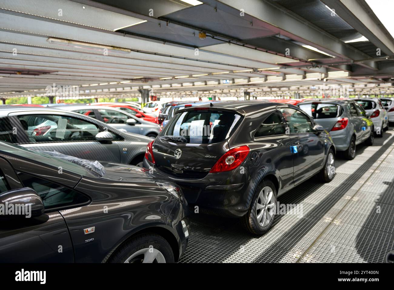 Auto in attesa di imbarco nel porto di Pasajes, Guipuzkoa, Paesi Baschi, Euskadi, Spagna, Europa Foto Stock