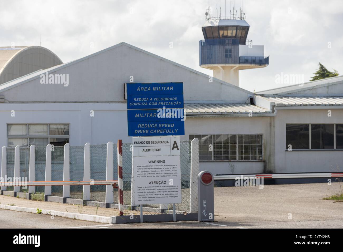Cartello bilingue indicante una zona militare e una torre di controllo presso l'aeroporto di lisbona - portela, lis - , portogallo Foto Stock