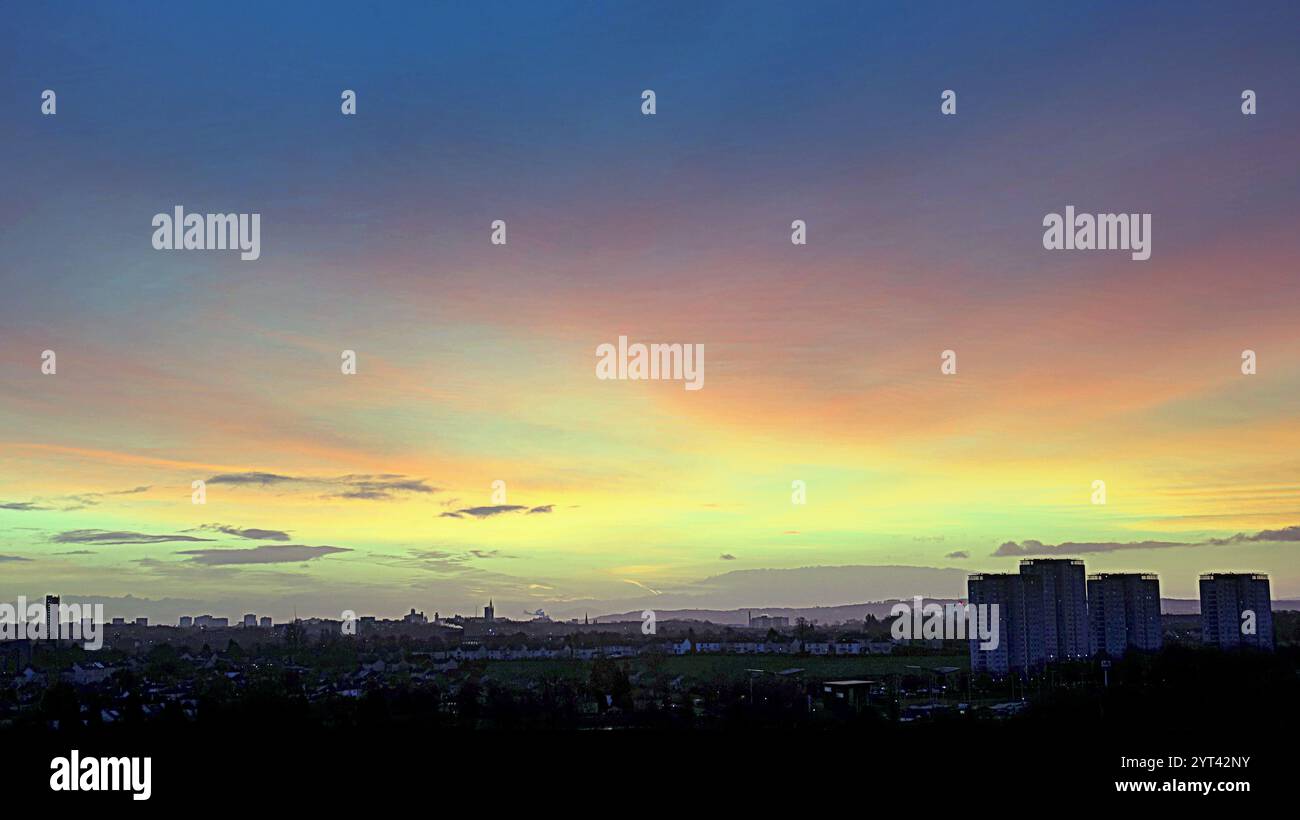 Glasgow, Scozia, Regno Unito. 6 dicembre 2024. Meteo nel Regno Unito: L'alba di Darragh inizia sopra la città mentre la pausa prima della tempesta prevista ha visto un inizio clourful nell'ora blu. Credit Gerard Ferry/Alamy Live News Foto Stock