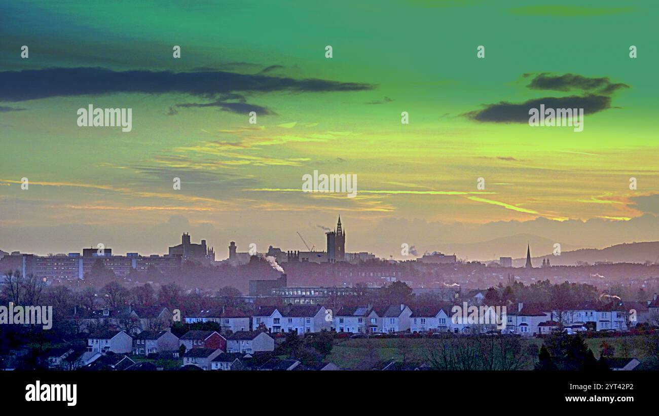 Glasgow, Scozia, Regno Unito. 6 dicembre 2024. Meteo nel Regno Unito: L'alba di Darragh inizia sopra la città mentre la pausa prima della tempesta prevista ha visto un inizio clourful nell'ora blu. Credit Gerard Ferry/Alamy Live News Foto Stock