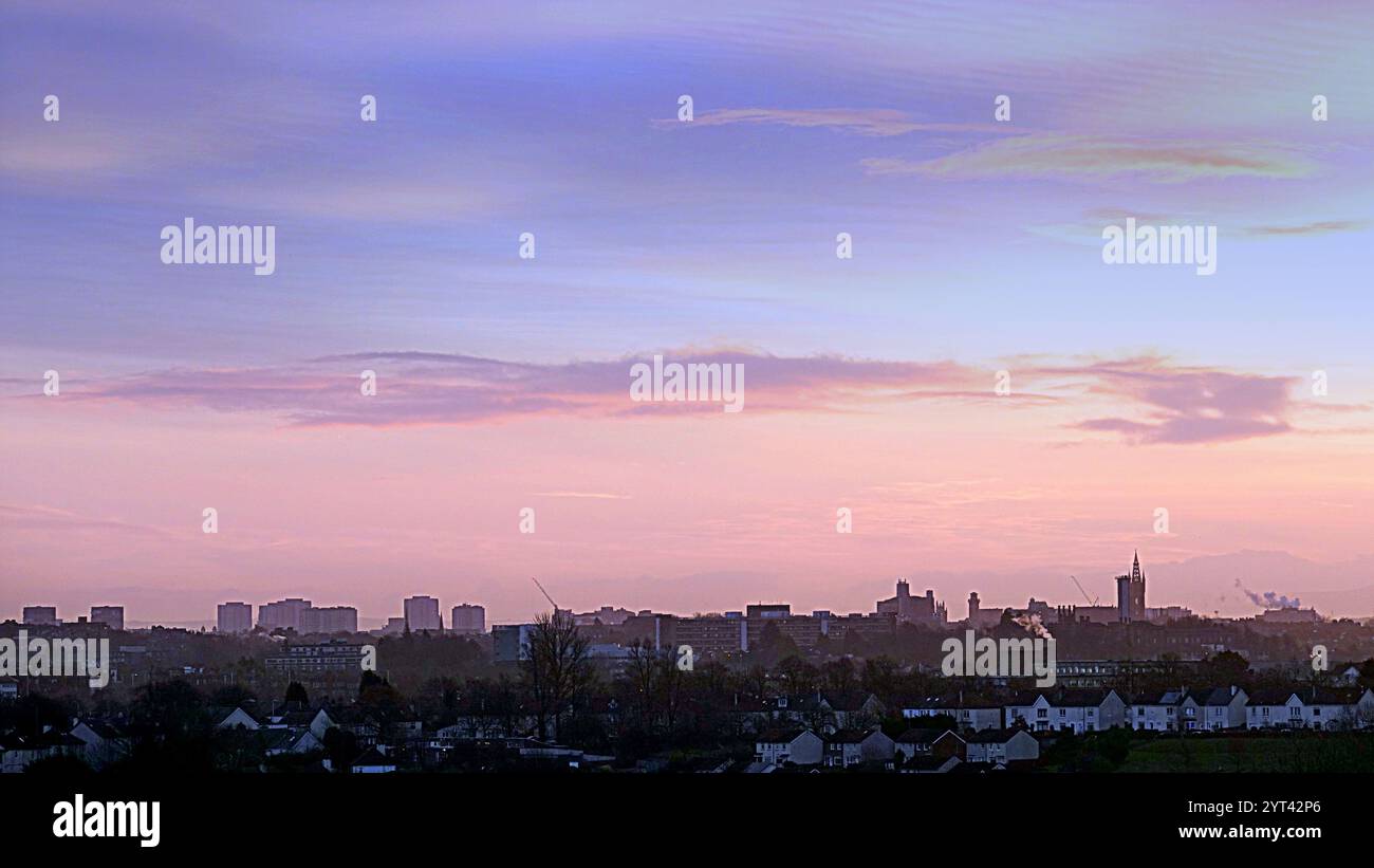 Glasgow, Scozia, Regno Unito. 6 dicembre 2024. Meteo nel Regno Unito: L'alba di Darragh inizia sopra la città mentre la pausa prima della tempesta prevista ha visto un inizio clourful nell'ora blu. Credit Gerard Ferry/Alamy Live News Foto Stock