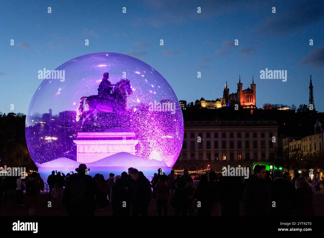 La statua di Re Luigi XIV in Place Bellecour in un globo di neve per la Fete des Lumieres. Foto Stock
