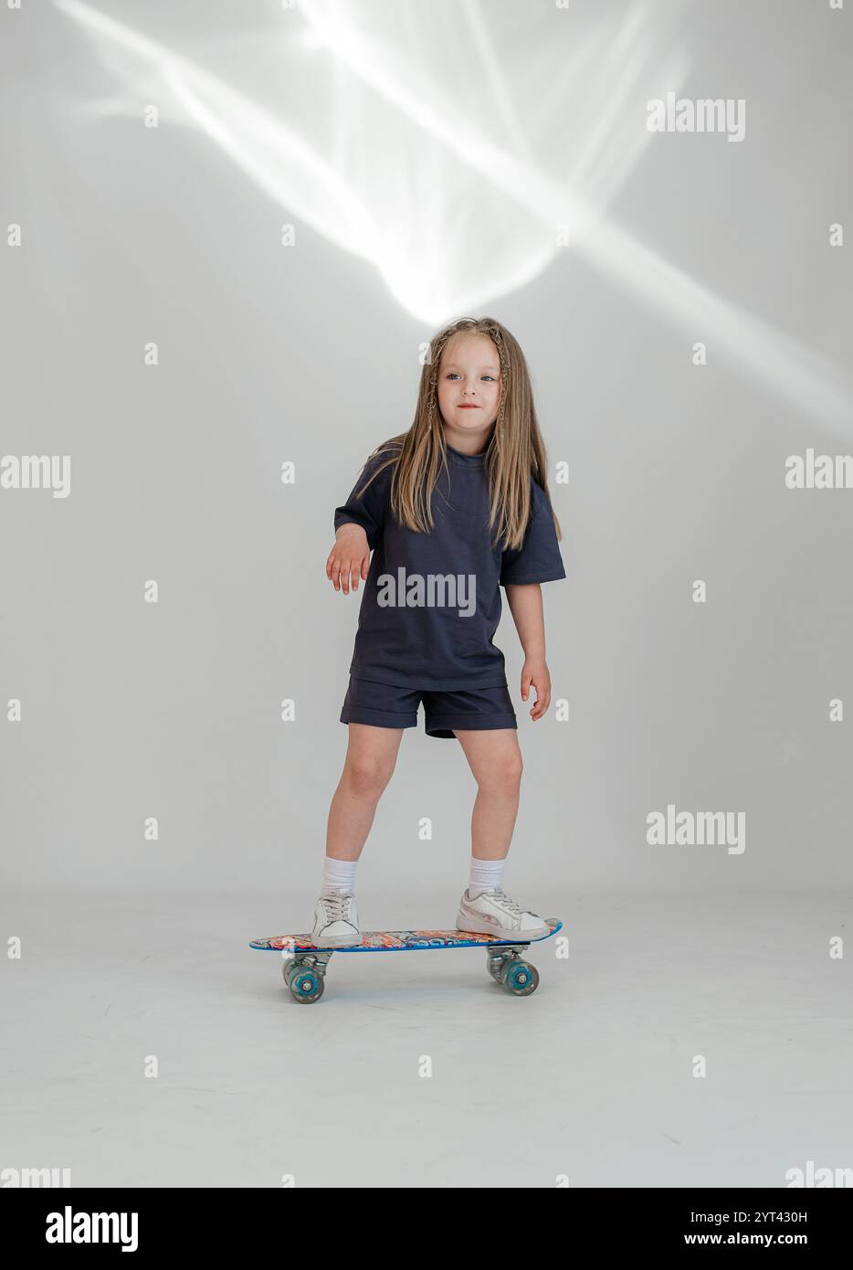 Ragazza divertente 5 anni che posa in studio. La ragazza si diverte su sfondo bianco Foto Stock