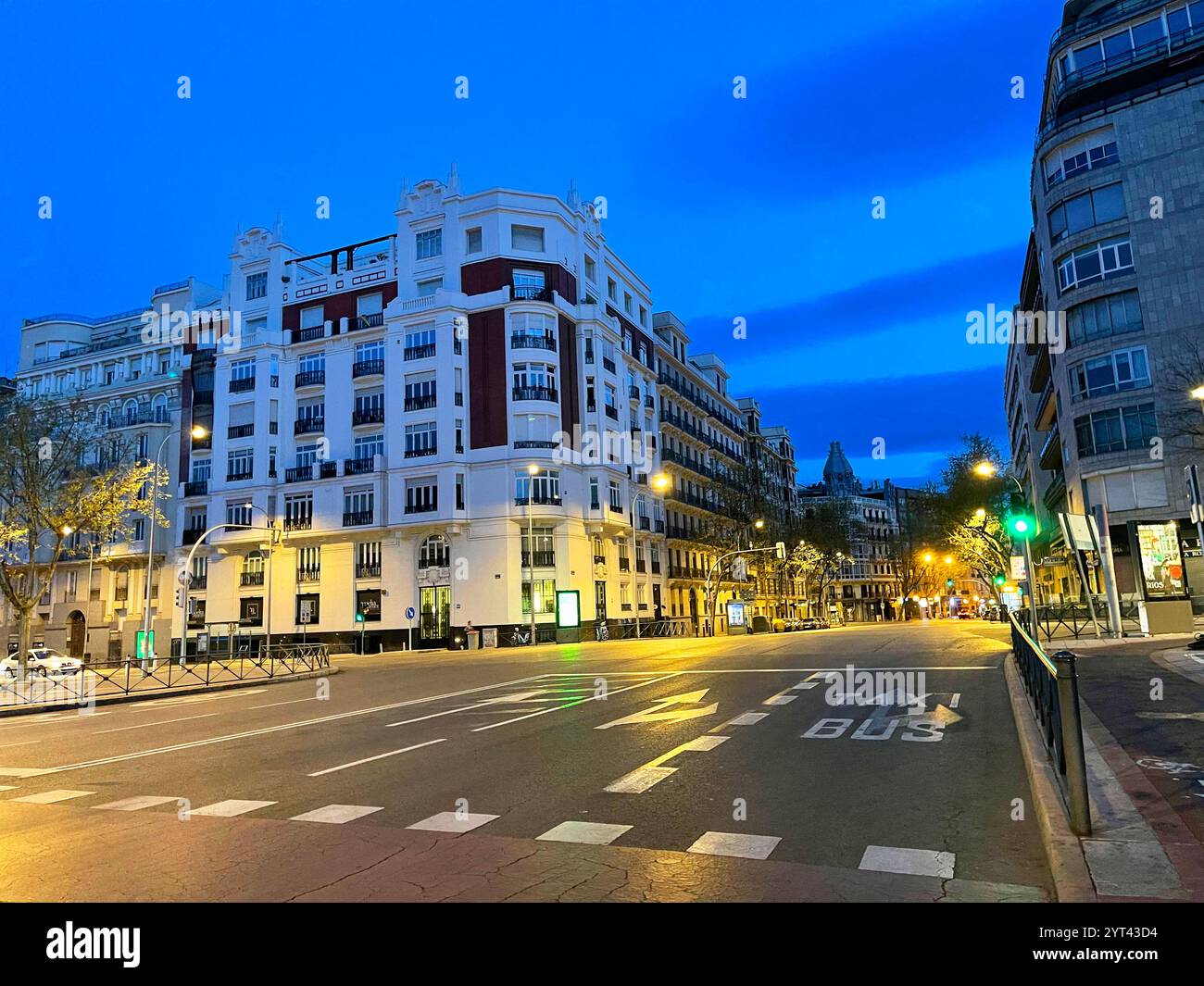 Menendez Pelayo Street, Vista notte. Madrid, Spagna. - Immagine stock catturata con smartphone