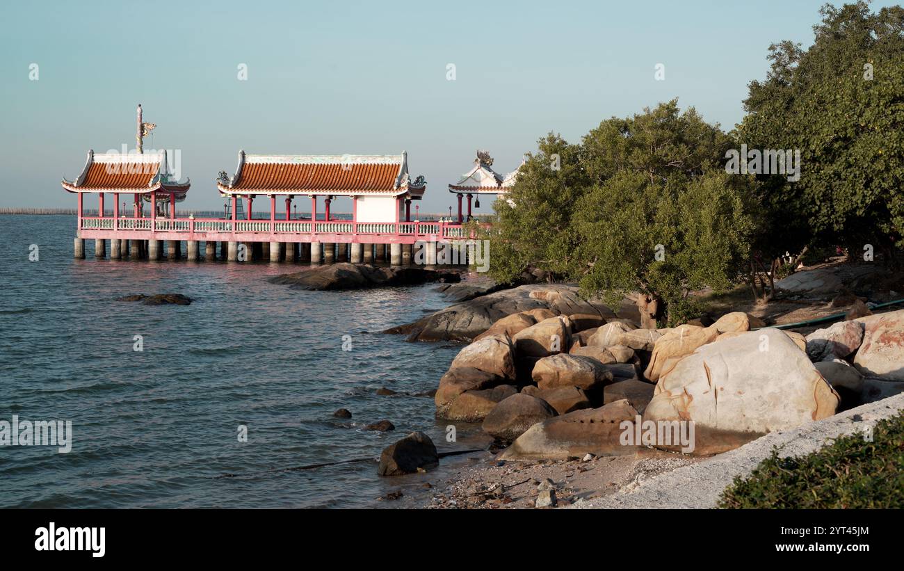 Una vista incredibile del tempio in Thailandia dal mare e dal lato dell'oceano Foto Stock