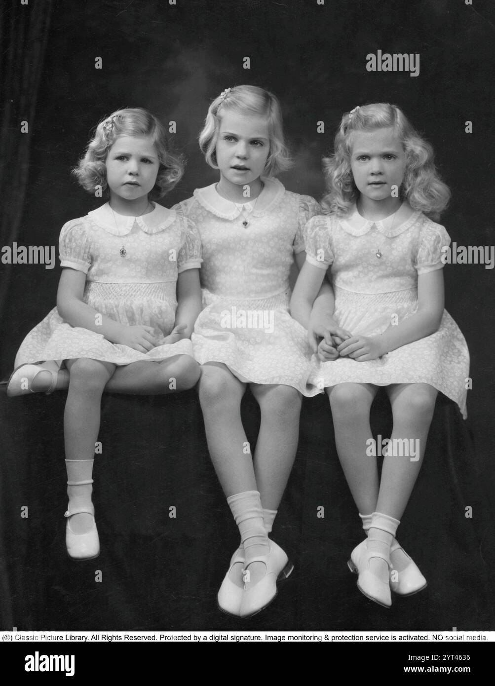 Sibilla di Sassonia-Coburgo e Gotha (Sibylle calma Marie Alice Bathildis Feodora, 18 gennaio 1908 – 28 novembre 1972) fu un membro della famiglia reale svedese e madre dell'attuale re di Svezia, Carlo XVI Gustavo. Nella foto tre delle loro figlie Désirée, Margaretha. Désirée, Birgitta 1944 Foto Stock