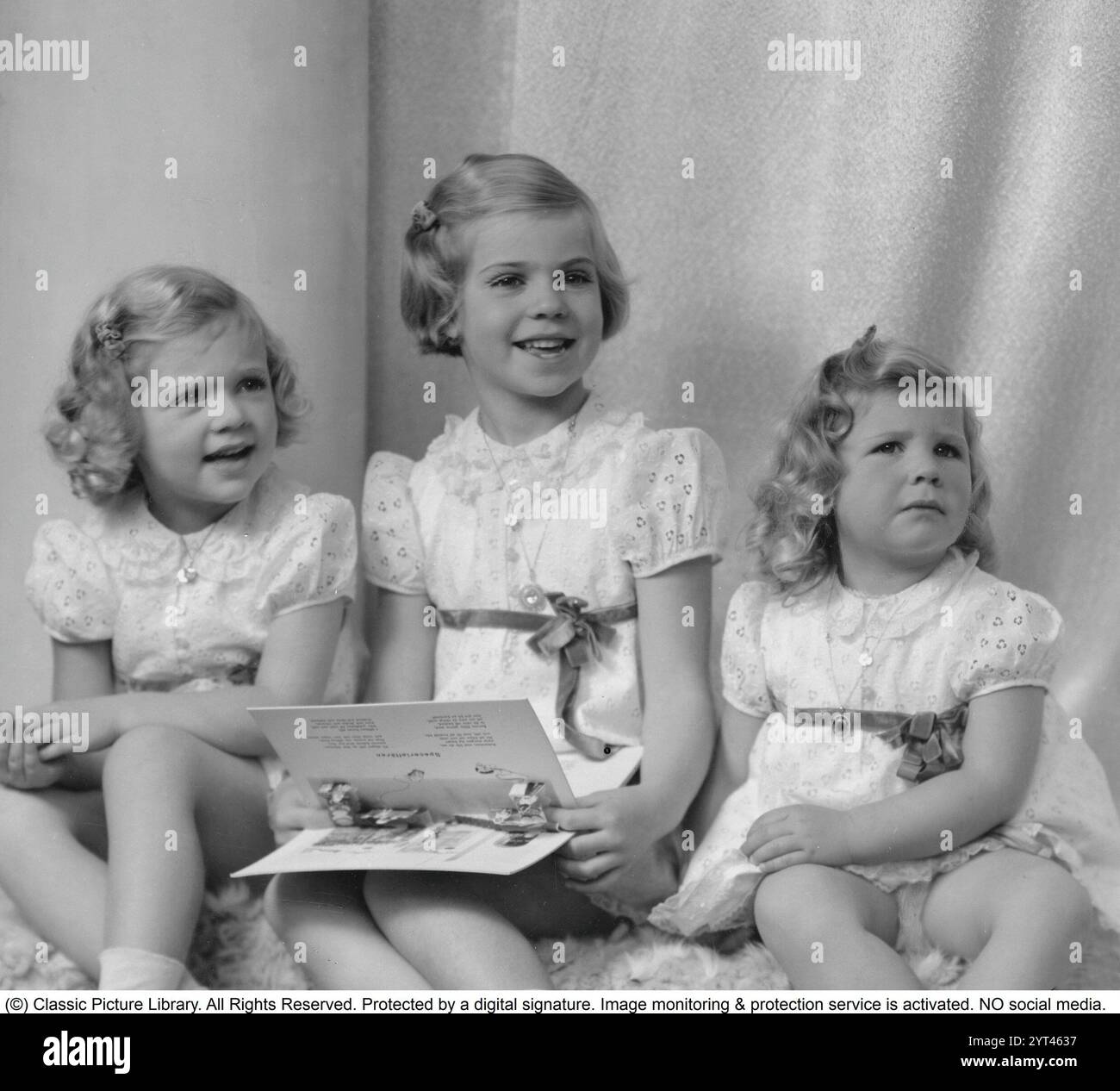 Sibilla di Sassonia-Coburgo e Gotha (Sibylle calma Marie Alice Bathildis Feodora, 18 gennaio 1908 – 28 novembre 1972) fu un membro della famiglia reale svedese e madre dell'attuale re di Svezia, Carlo XVI Gustavo. Nella foto tre delle loro figlie Birgitta Margaretha. Désirée, 1943 Foto Stock