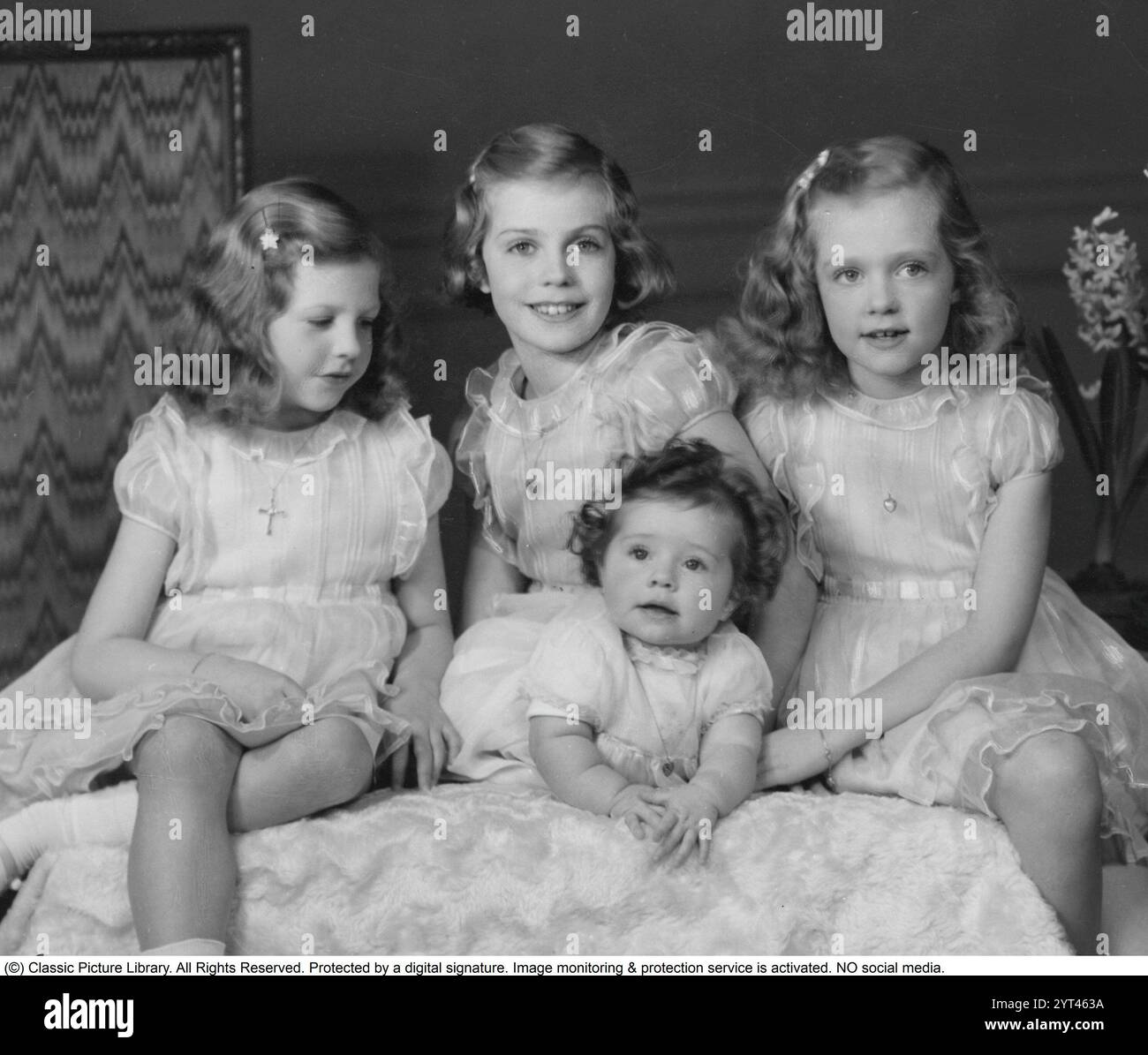 Sibilla di Sassonia-Coburgo e Gotha (Sibylle calma Marie Alice Bathildis Feodora, 18 gennaio 1908 – 28 novembre 1972) fu un membro della famiglia reale svedese e madre dell'attuale re di Svezia, Carlo XVI Gustavo. Nella foto le loro quattro figlie Désirée, Margaretha. Birgitta, Christina 1943 Foto Stock