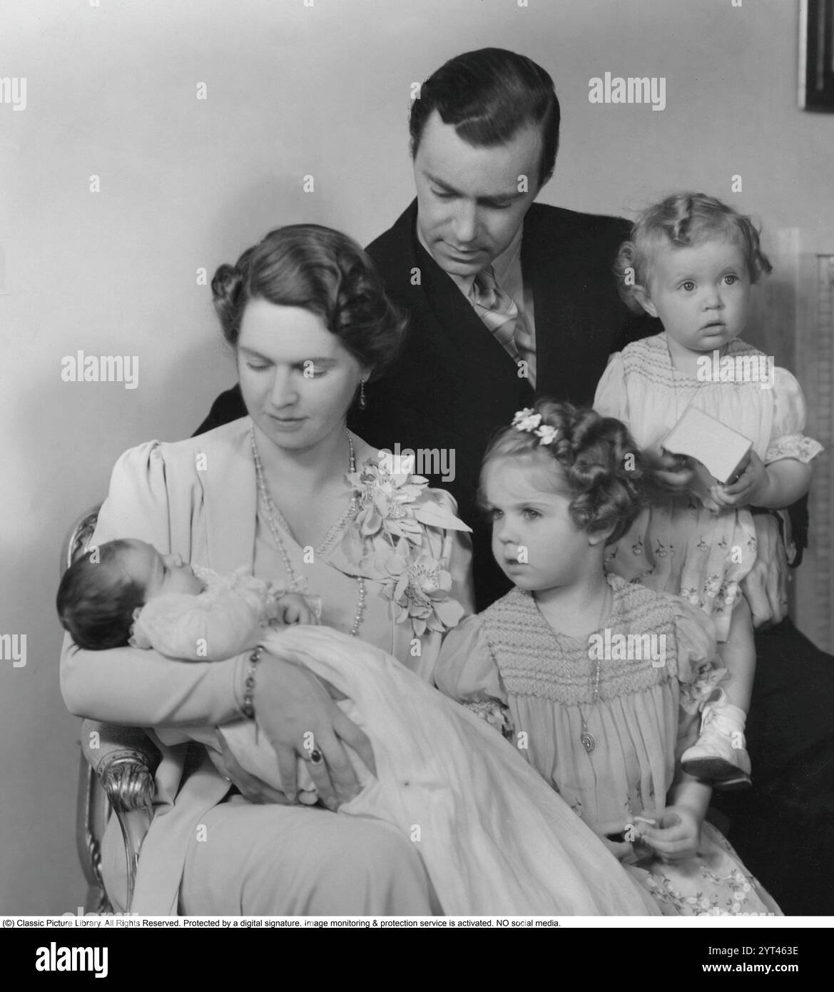 Sibilla di Sassonia-Coburgo e Gotha (Sibylle calma Marie Alice Bathildis Feodora, 18 gennaio 1908 – 28 novembre 1972) fu un membro della famiglia reale svedese e madre dell'attuale re di Svezia, Carlo XVI Gustavo. Nella foto insieme a tre delle loro figlie Désirée, Margaretha. Birgitta, 1939 anni Foto Stock