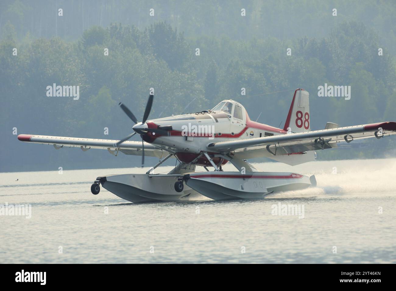 Air Tractor AT-802 Water Bomber aereo in decollo dal lago dopo aver fatto rifornimento d'acqua. Foto Stock
