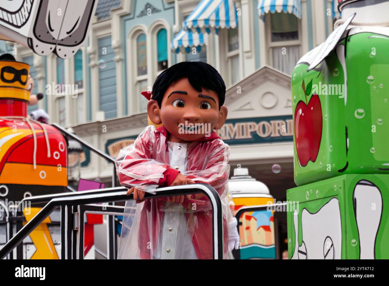 Miguel Rivera del film Coco, partecipa a una parata, lungo Main Street, U.S.A., a Disneyland Paris. Foto Stock