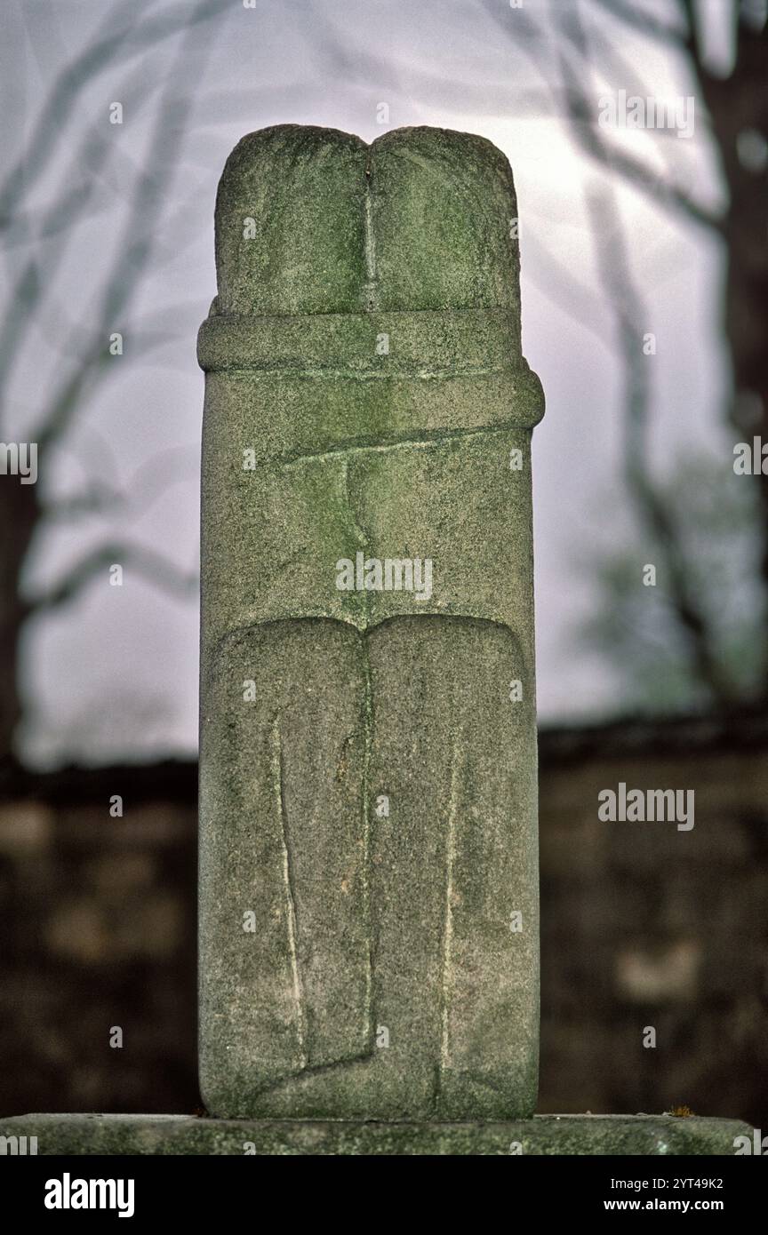 The Kiss (le Baiser), scultura dell'artista rumeno Constantin Brancusi nella sua tomba, cimitero di Montparnasse, Parigi, Francia Foto Stock