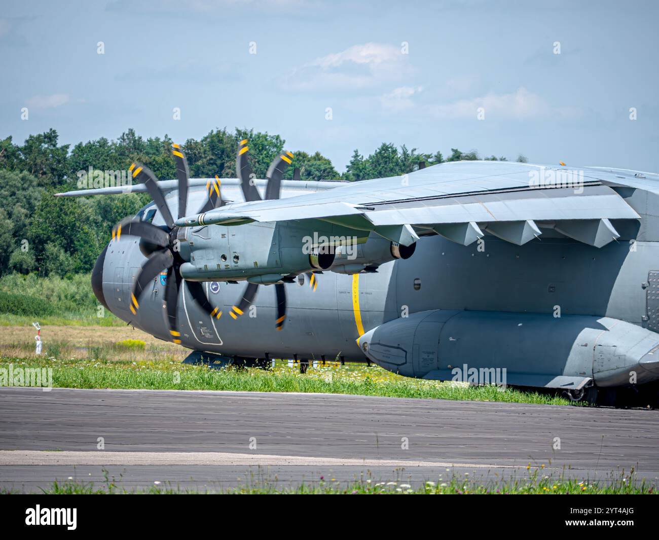 Un Airbus A400M dell'Aeronautica militare tedesca durante un'esercitazione NATO: Moderno aereo da trasporto militare in livrea mimetica, decollo da una pista di atterraggio di campo, loa Foto Stock