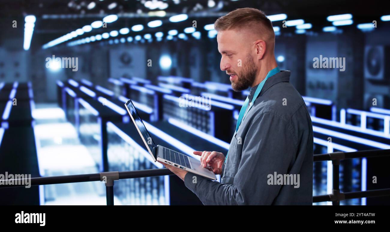 Sala server nel data center. Ingegnere informatico cloud Foto Stock