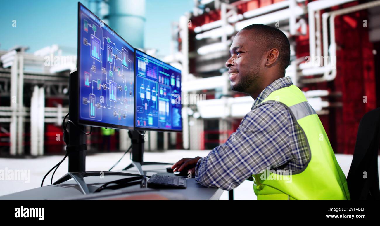 Sistema di automazione IOT industriale. Ingegnere che utilizza un computer desktop Foto Stock