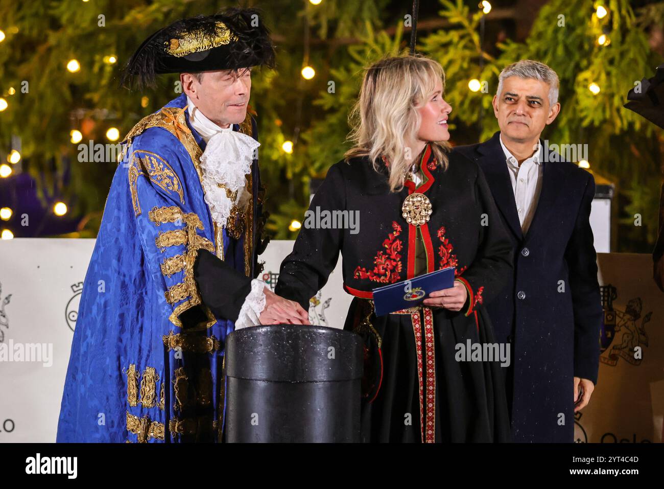 Londra, Regno Unito. 5 dicembre 2024. Robert Rigby e Anne Lindboe accendono l'albero, Sadiq Khan guarda. Il coro si riflette nelle pozzanghere della pioggia mentre cantano. L'annuale Trafalgar Square Christmas è ospitato da He Lord Mayor di Westminster, consigliere Robert Rigby, affiancato dal sindaco di Oslo, Anne Lindboe, il sindaco di Londra, Sadiq Khan e altri VIP. In una lunga tradizione, l'albero è un dono della città di Oslo, quest'anno un abete rosso norvegese di 60 anni. In un'altra apparente tradizione, stava piovendo ancora una volta pesantemente per la cerimonia. Crediti: Imageplotter/Alamy Live News Foto Stock