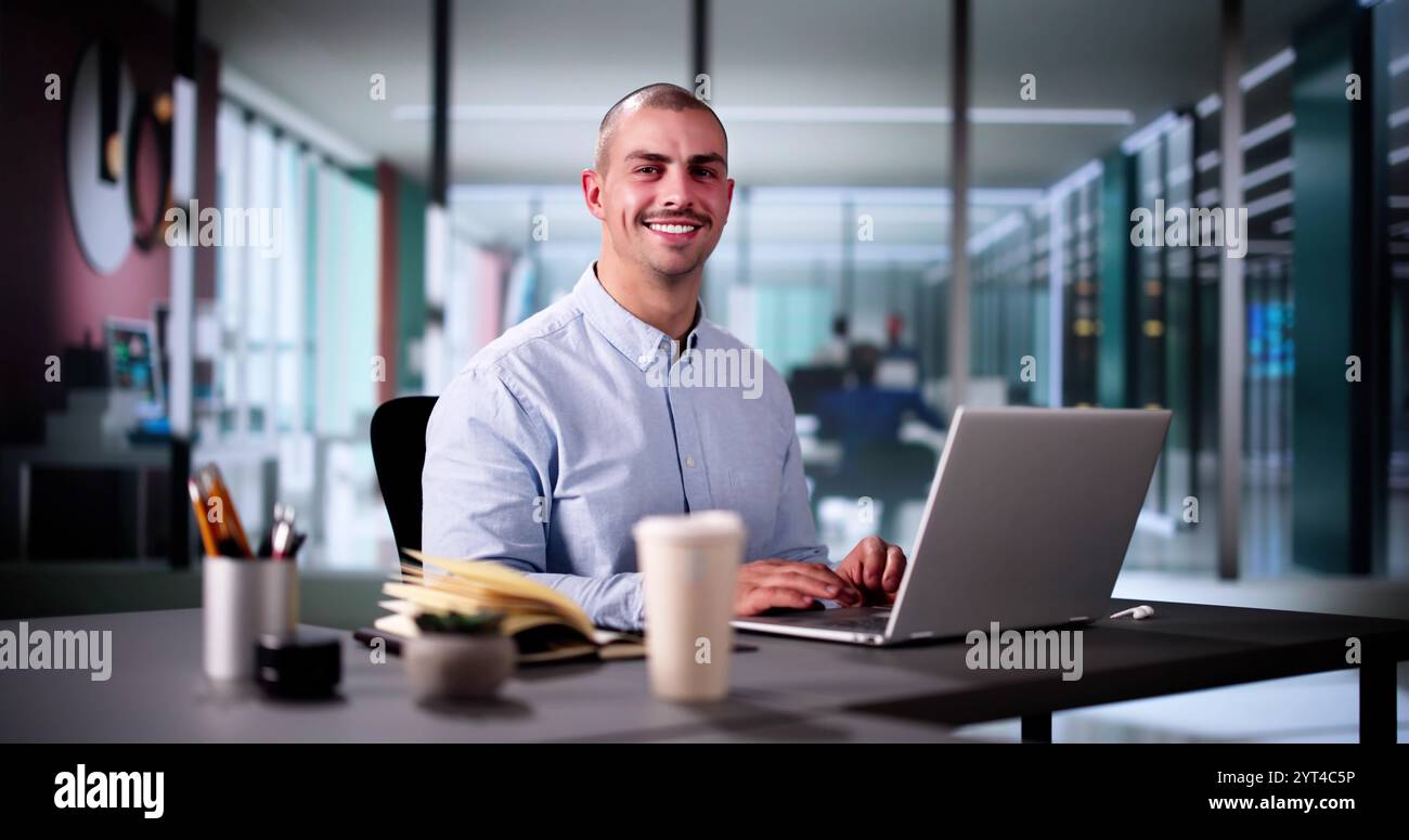 Happy Professional Man Employee che utilizza il computer per lavorare Foto Stock