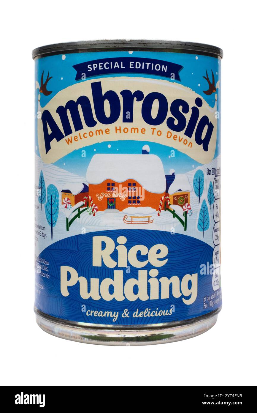 pudding di riso in edizione speciale con lattina di ambrosia tagliato su sfondo bianco Foto Stock