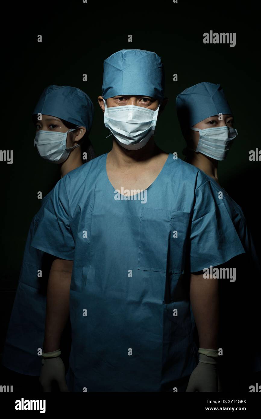 Personale medico in abiti chirurgici Foto Stock