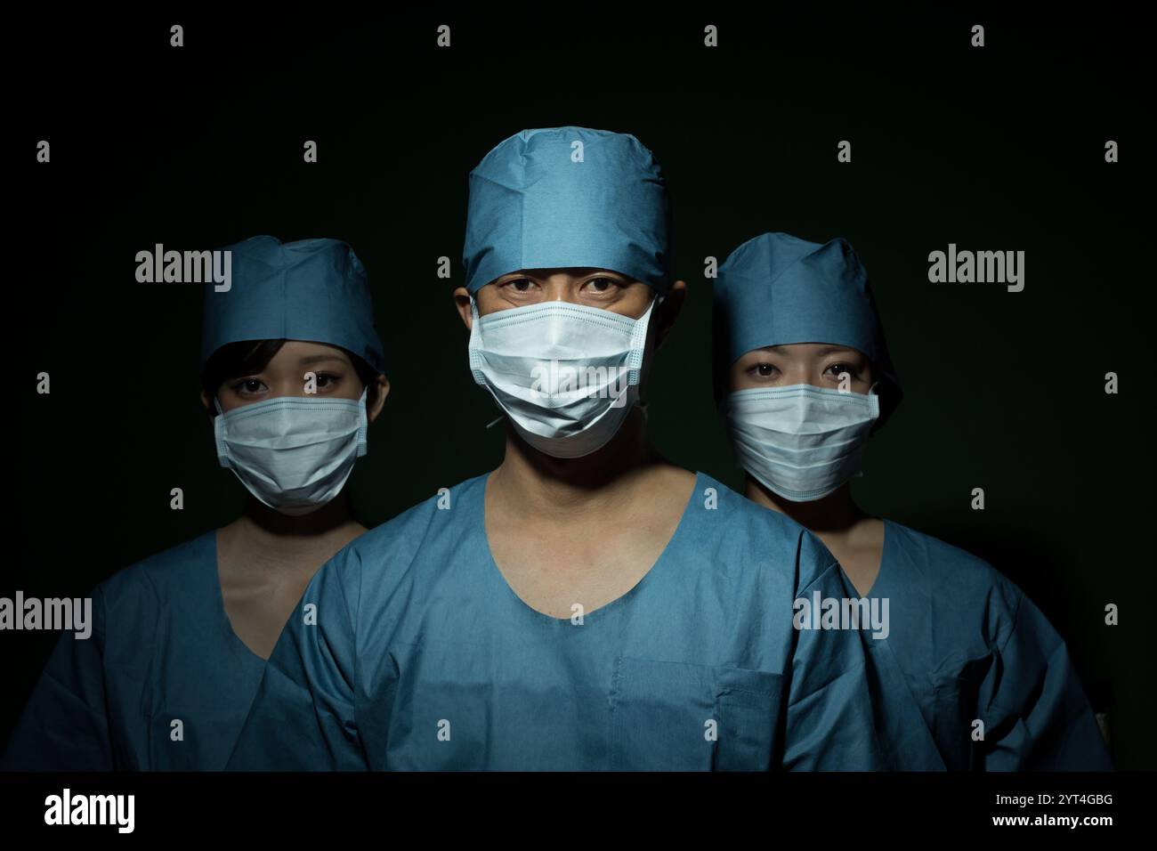 Personale medico in abiti chirurgici Foto Stock