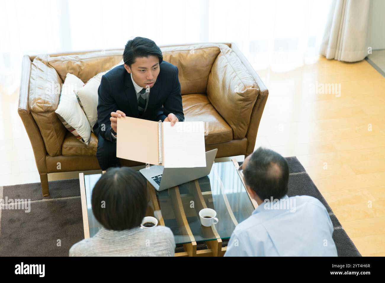 Venditore e coppia senior Foto Stock