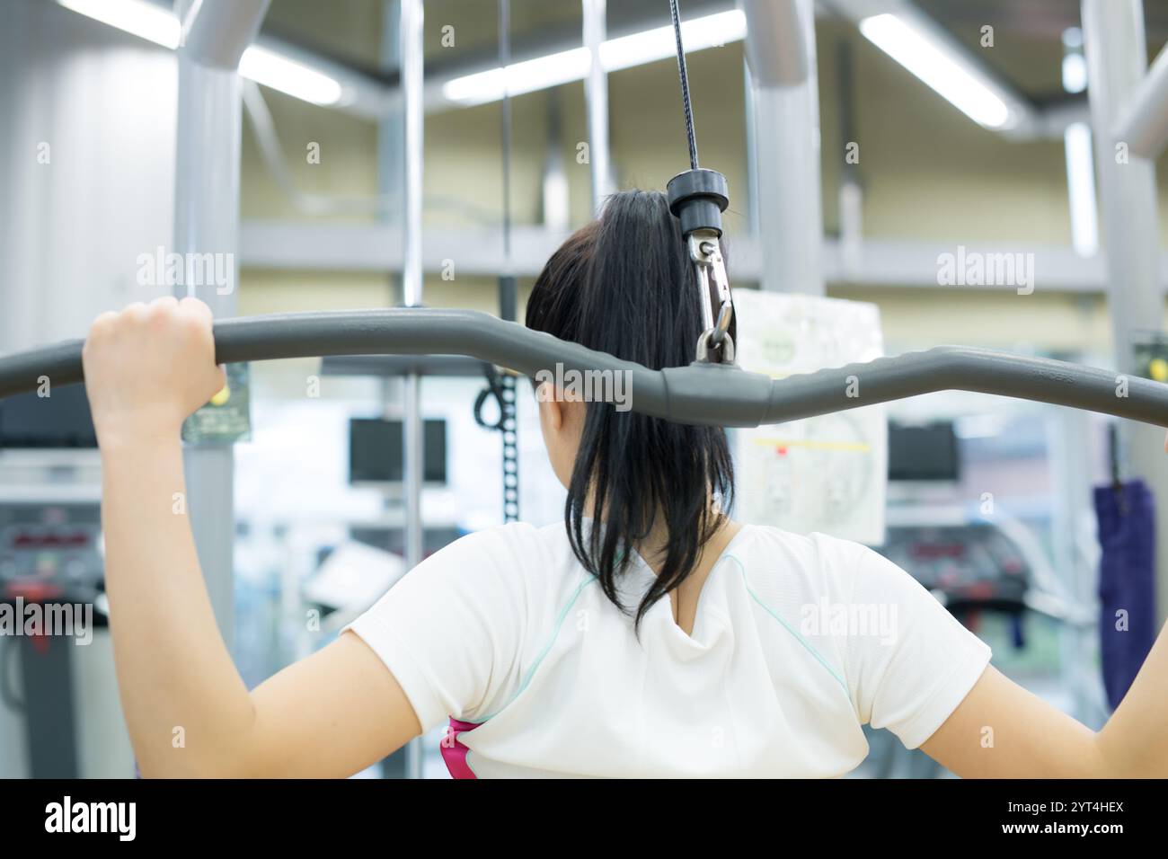 Giovani donne che si allenano in una palestra sportiva Foto Stock