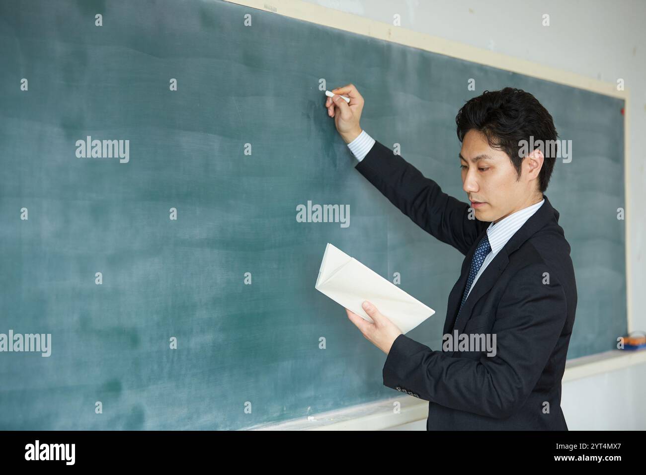 Gli insegnanti che insegnano studiano in classe Foto Stock