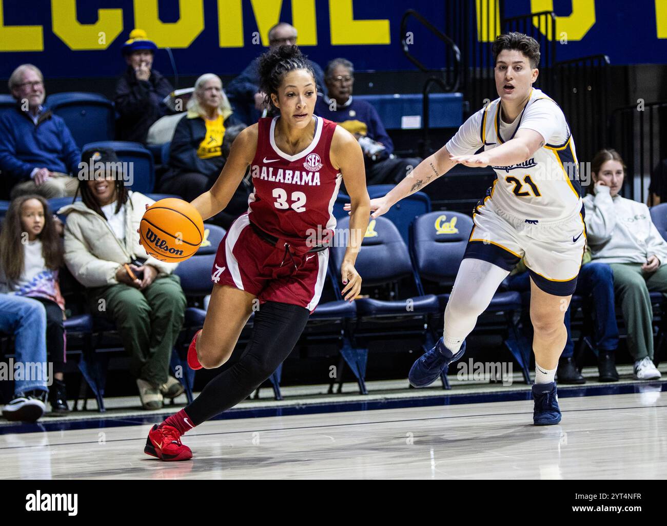 Haas Pavilion Berkeley, California, Stati Uniti. 5 dicembre 2024. La guardia statunitense dell'Alabama Aaliyah Nye (32) va al basket durante la partita di basket femminile NCAA ACC tra Alabama Crimson Tide e i California Golden Bears. La California ha battuto Alabama 69-65 all'Haas Pavilion Berkeley California. Thurman James/CSM/Alamy Live News Foto Stock