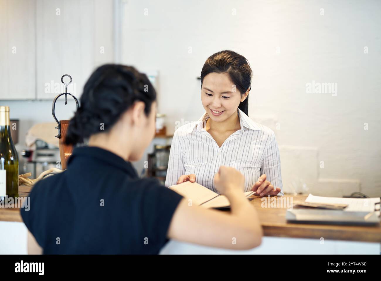 Personale del ristorante e clienti Foto Stock