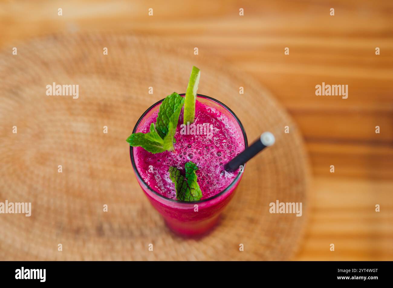 Vivace coda di rondine rosa al frutto della passione decorata con foglie di menta fresca Foto Stock