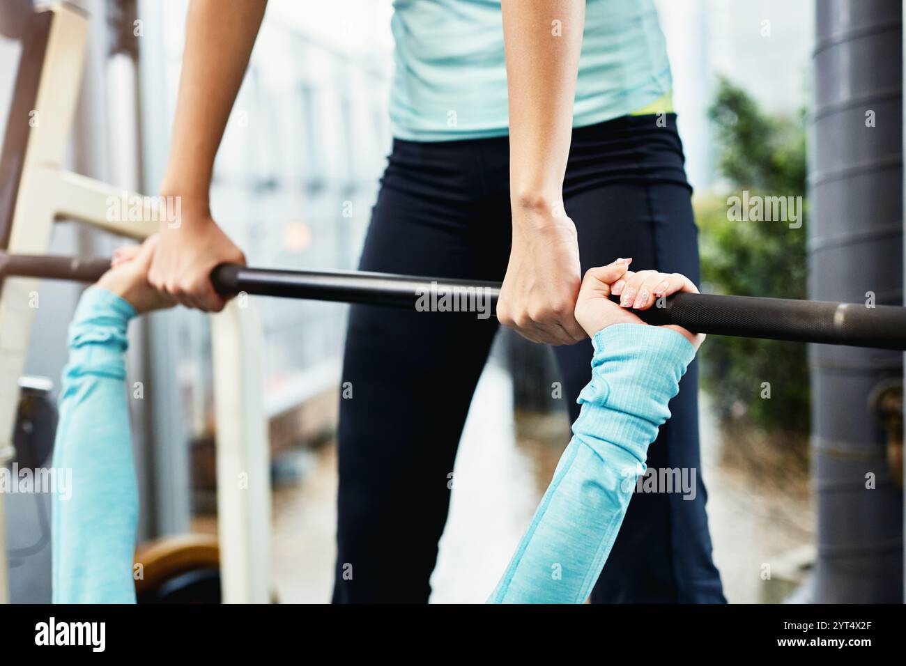 Donna che fa una panchina Foto Stock