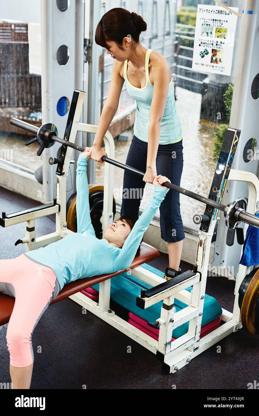 Donna che fa una panchina Foto Stock